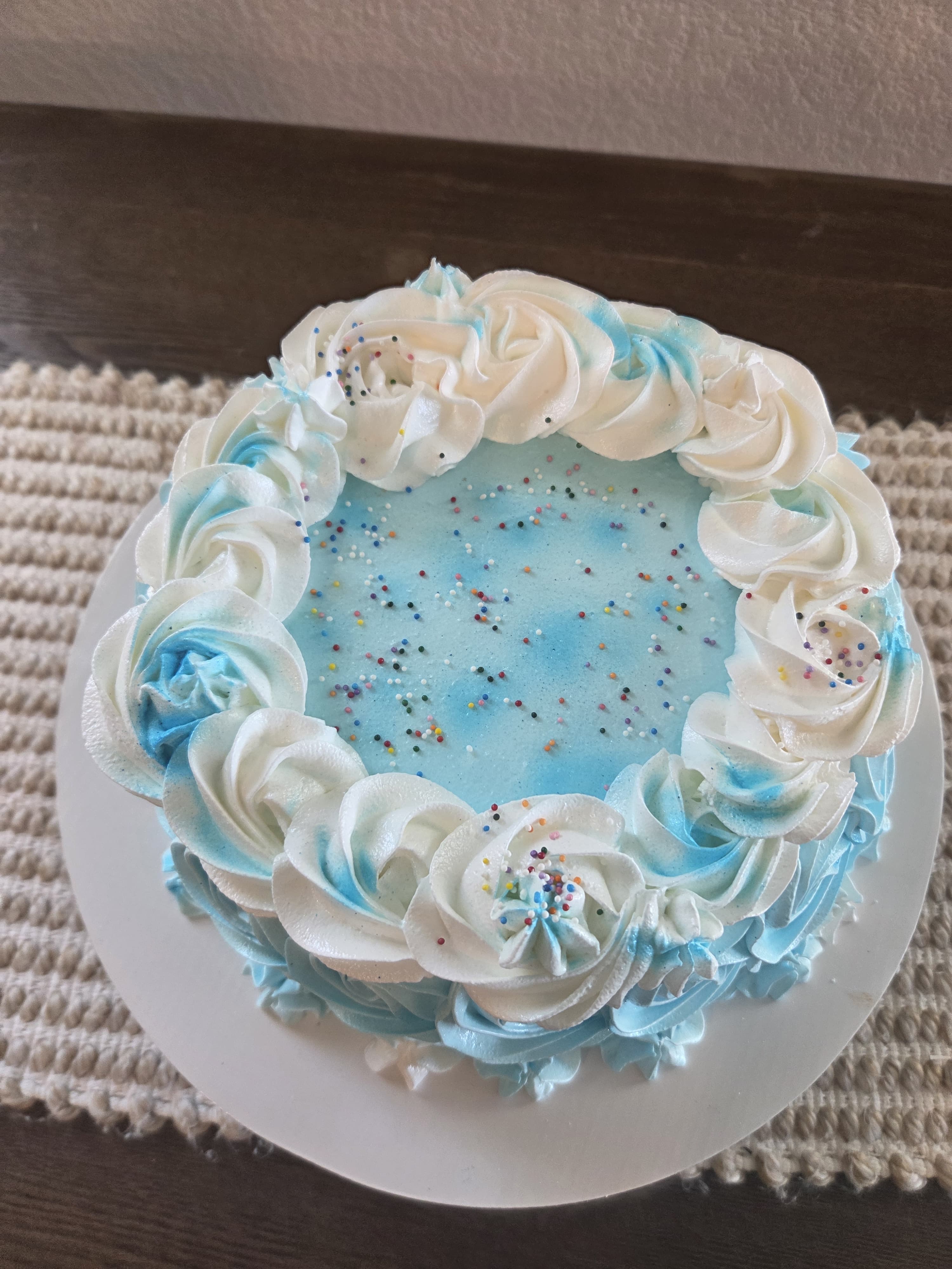 Cake decorado en tonos azul y blanco