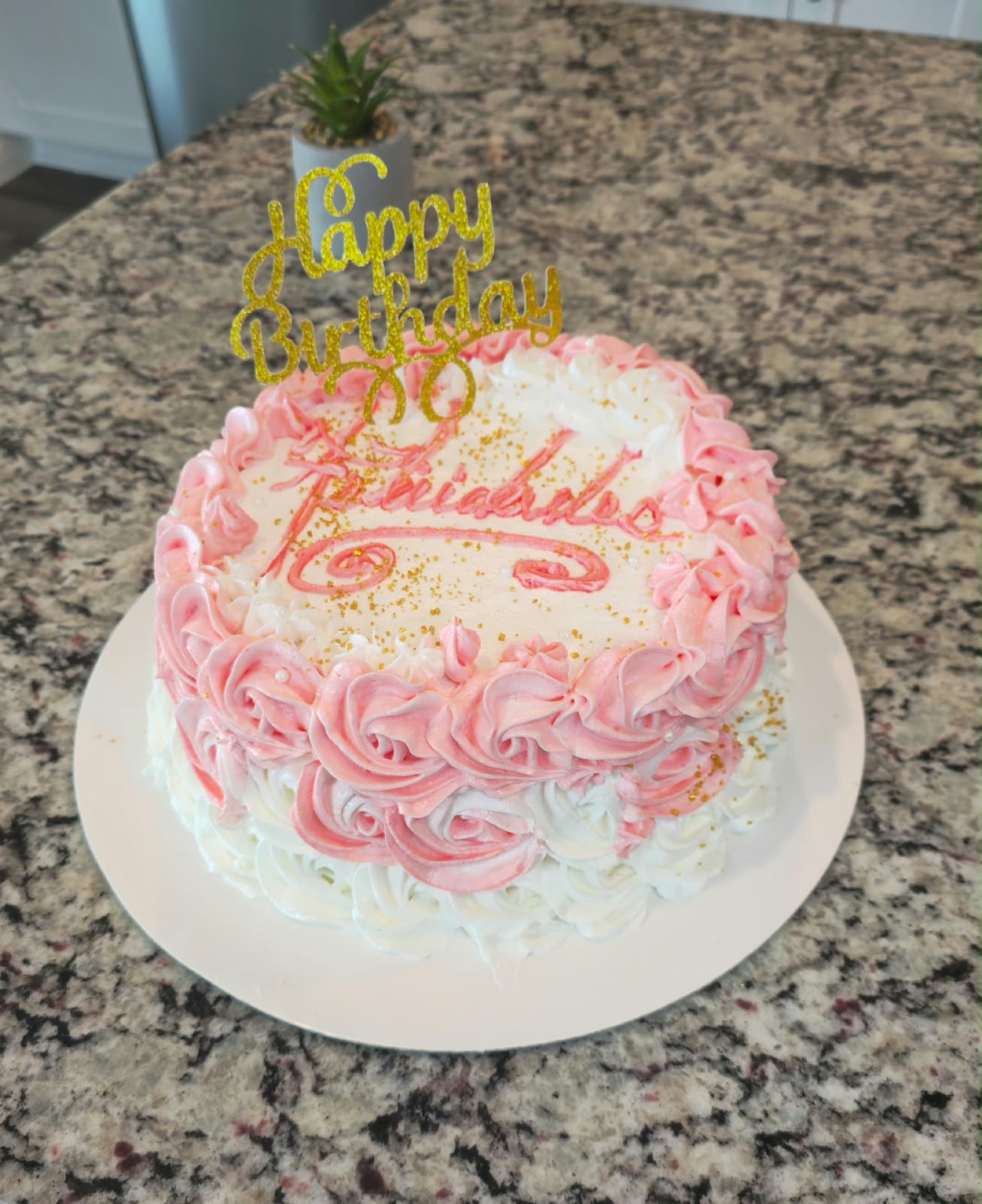 Cake decorado en tonos rosado, blanco y dorado