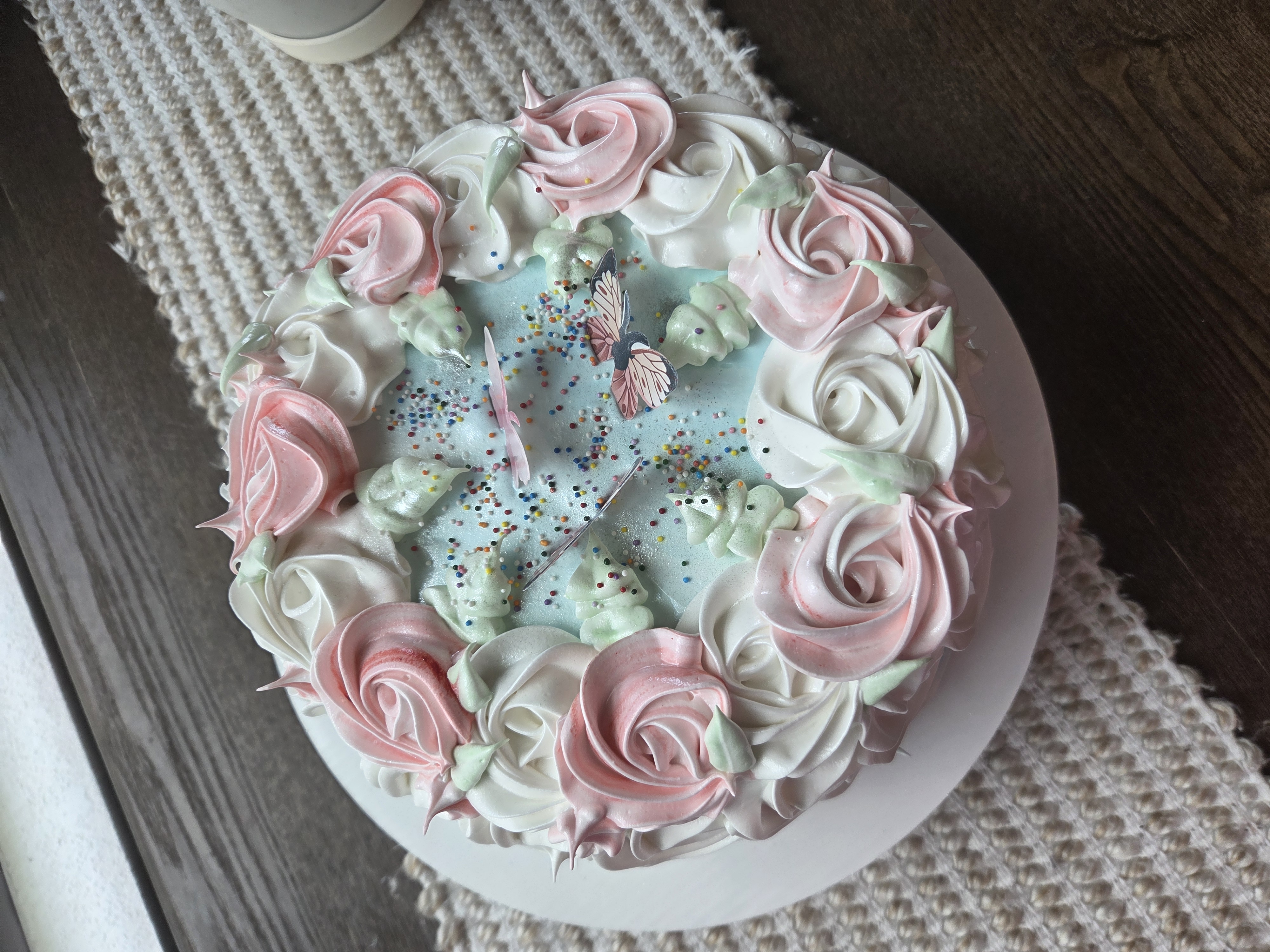 Cake decorado con rosetones rosados y mariposas
