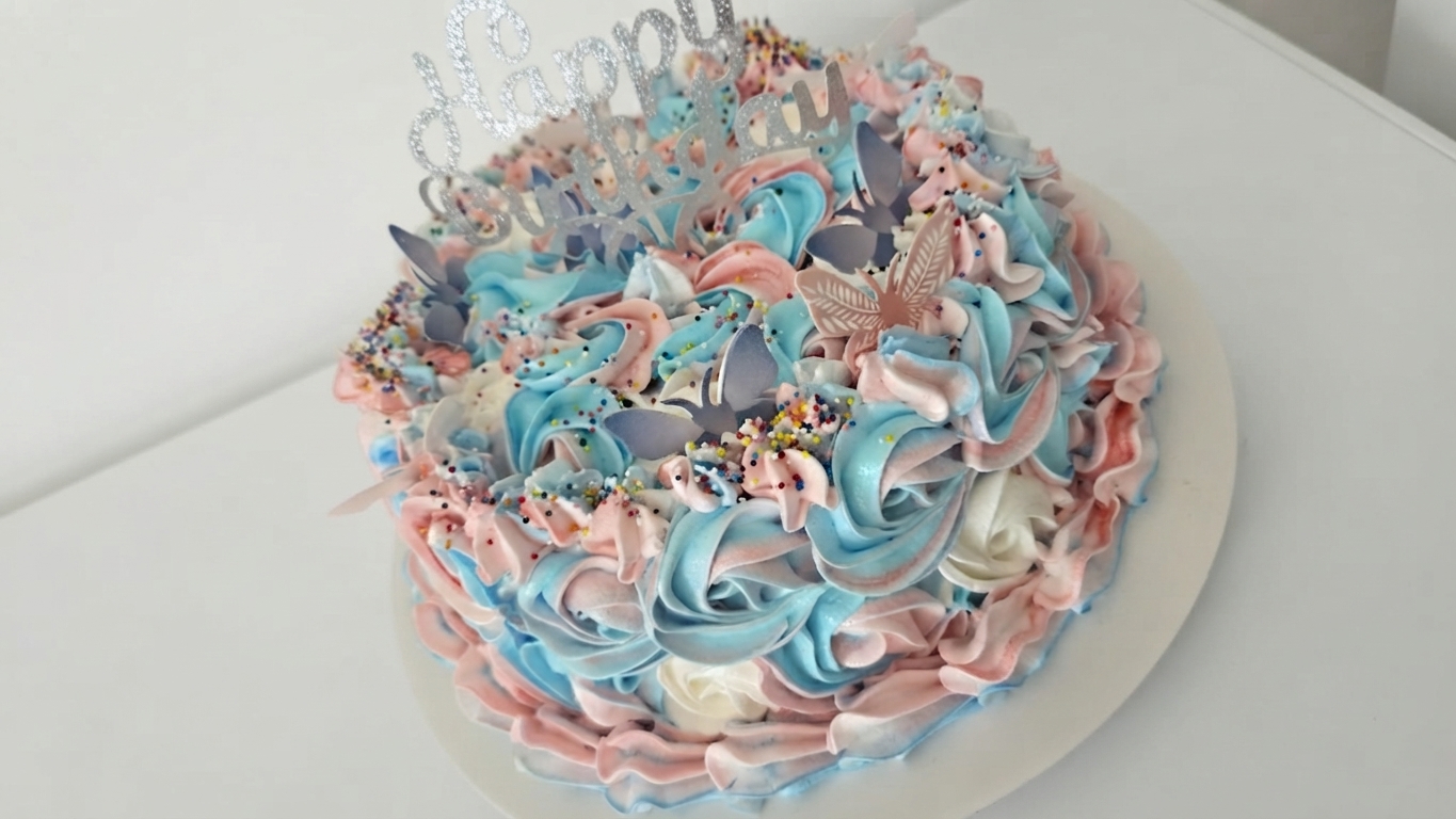 Cake decorado con rosetones de colores y mariposas