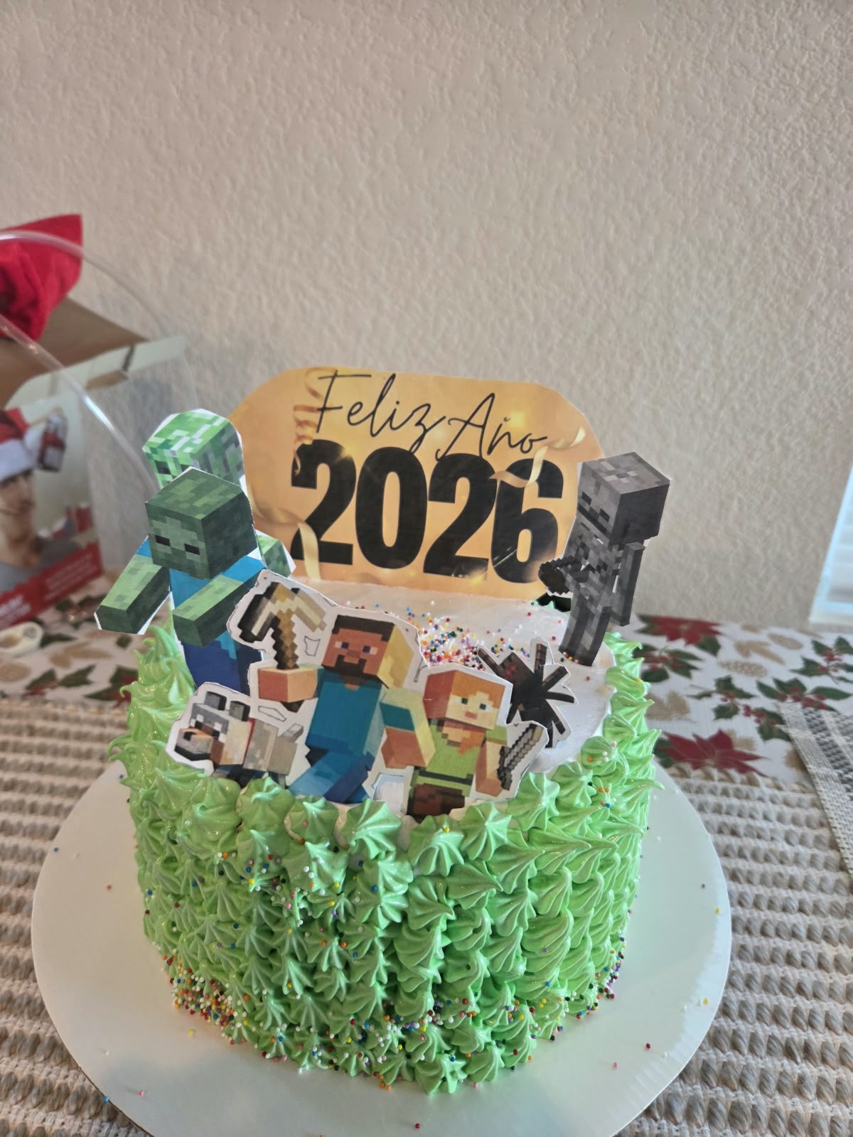 Cake verde con decoración de figuras pixeladas